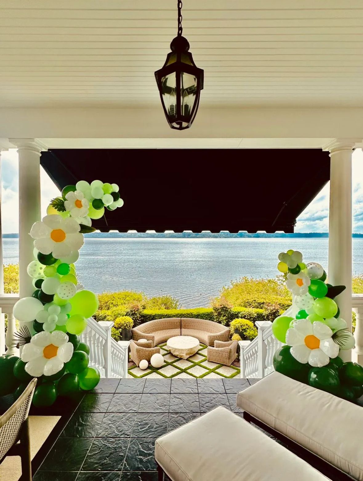 Baby shower daisy yellow balloon arch circle